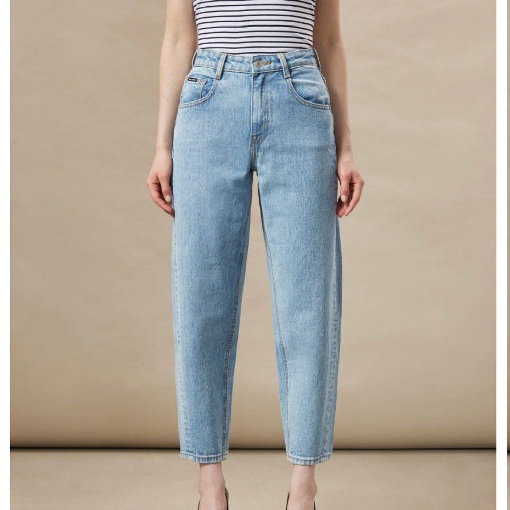 NWT Frank and Oak The Linda Balloon Fit High Rise Jean in Light Wash, Size 25
